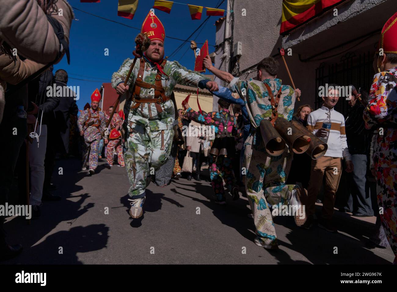 Almonacid De Marquesado, Cuenca, Spagna. 3 febbraio 2024. I membri della Fratellanza Endiablada saltano durante il tradizionale festival Endiablada ad Almonacid del Marquesado, Spagna. Ogni anno dal 2 al 3 febbraio, la città di Almonacid del Marquesado, nella Spagna centrale, ospita i vivaci festival ''Endiablada'' (la Confraternita dei Diavoli), una tradizione che risale al medioevo o prima in onore della Candelaria e San Blas. Durante questo vivace evento, i partecipanti di sesso maschile indossano un abbigliamento diabolico, tra cui abiti da tuta vividi e cappelli con guscio rosso. Crediti: ZUMA Press, Inc./Alamy Live News Foto Stock