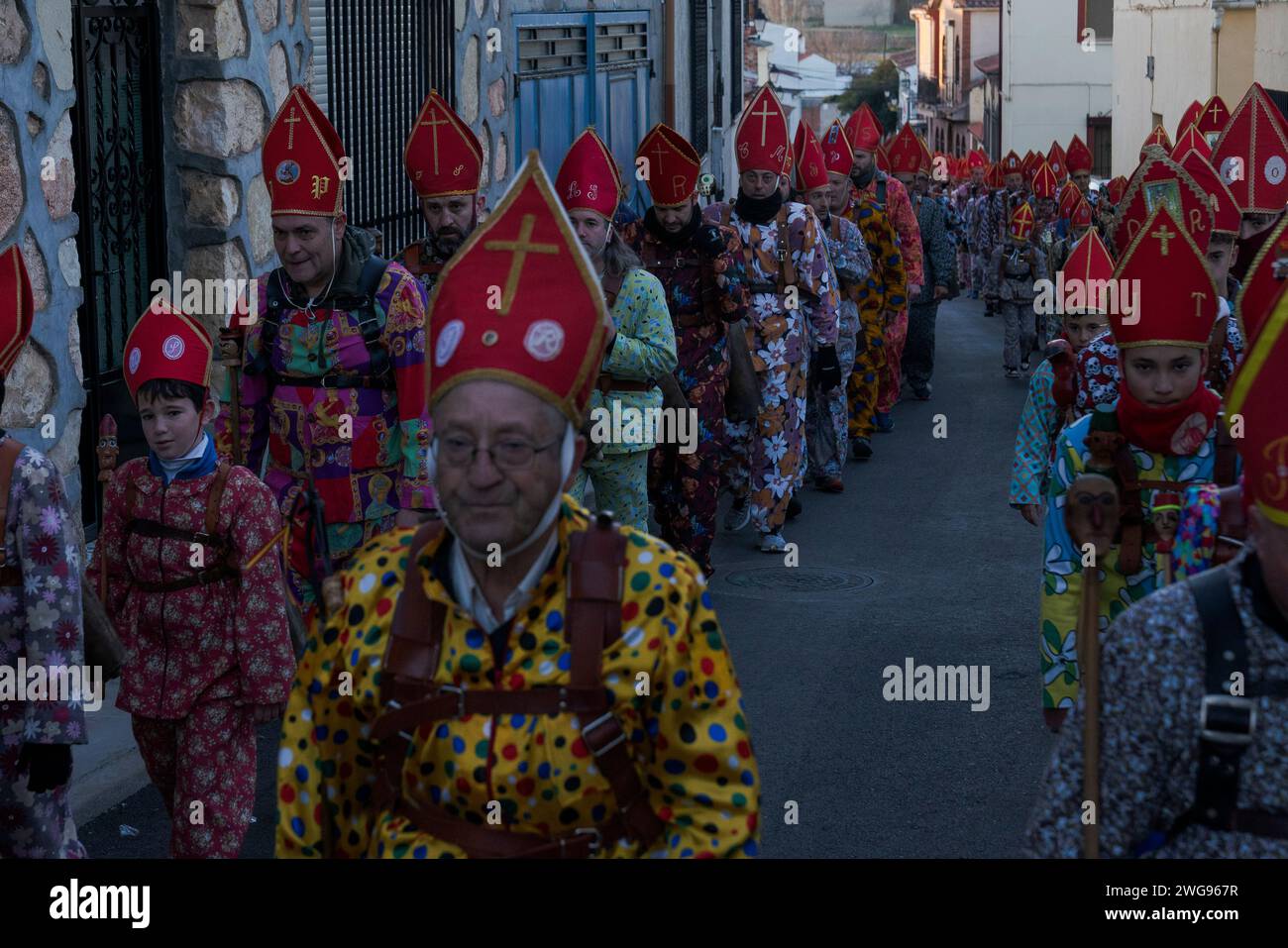 Almonacid De Marquesado, Cuenca, Spagna. 3 febbraio 2024. Membri della marcia di fratellanza Endiablada durante il tradizionale festival Endiablada ad Almonacid del Marquesado, Spagna.ogni anno dal 2 al 3 febbraio, la città di Almonacid del Marquesado, nella Spagna centrale, ospita i vivaci festival ''Endiablada' (la Confraternita dei Divils), una tradizione che risale al medioevo o prima in onore della Candelaria e di San Blas. Durante questo vivace evento, i partecipanti di sesso maschile indossano un abbigliamento diabolico, tra cui abiti da tuta vividi e cappelli con guscio rosso. Crediti: ZUMA Press, Inc./Alamy Live News Foto Stock