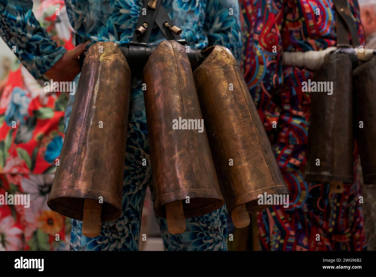 Almonacid De Marquesado, Cuenca, Spagna. 3 febbraio 2024. Un membro della Fratellanza Endiablada che mostra le sue campane di rame intorno alla vita, durante il festival tradizionale "Endiablada" ad Almonacid del Marquesado, in Spagna. Ogni anno dal 2 al 3 febbraio, la città di Almonacid del Marquesado, nella Spagna centrale, ospita i vivaci festival ''Endiablada'' (la Confraternita dei Diavoli), una tradizione che risale al medioevo o prima in onore della Candelaria e San Blas. Durante questo vivace evento, i partecipanti di sesso maschile indossano un abbigliamento diabolico, tra cui abiti da tuta vividi e cappelli con guscio rosso. Credito: Foto Stock