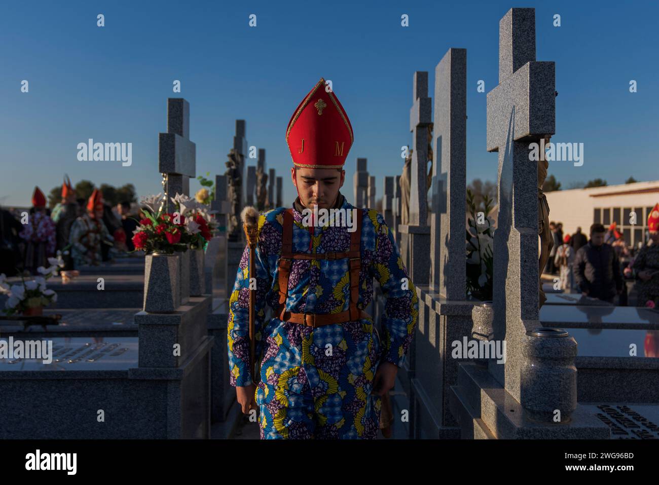 Almonacid De Marquesado, Cuenca, Spagna. 3 febbraio 2024. Un membro della confraternita Endiablada è visto nel cementery della città durante il festival tradizionale "Endiablada" ad Almonacid del Marquesado, Spagna. Ogni anno dal 2 al 3 febbraio, la città di Almonacid del Marquesado, nella Spagna centrale, ospita i vivaci festival "Endiablada" (la Confraternita dei Divili), una tradizione che risale al medioevo o prima in onore della Candelaria e di San Blas. Durante questo vivace evento, i partecipanti di sesso maschile indossano un abbigliamento diabolico, tra cui abiti da tuta vividi e cappelli con guscio rosso. Credito: ZUMA Press, Inc./al Foto Stock