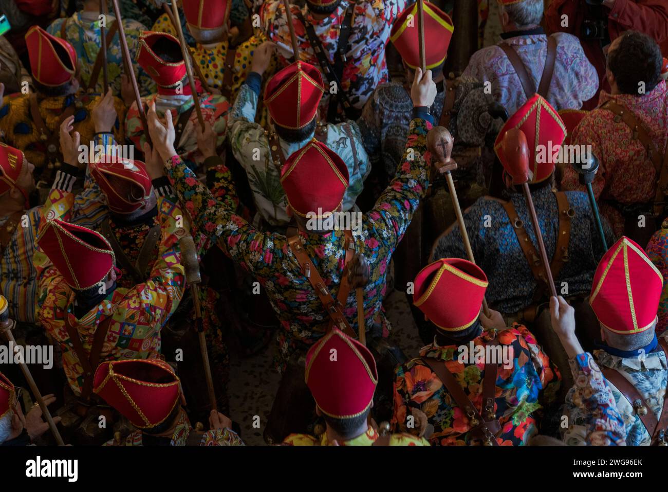 Almonacid De Marquesado, Cuenca, Spagna. 3 febbraio 2024. Membri della danza di fratellanza Endiablada durante il festival tradizionale "Endiablada" ad Almonacid del Marquesado, Spagna. Ogni anno dal 2 al 3 febbraio, la città di Almonacid del Marquesado, nella Spagna centrale, ospita i vivaci festival ''Endiablada'' (la Confraternita dei Diavoli), una tradizione che risale al medioevo o prima in onore della Candelaria e San Blas. Durante questo vivace evento, i partecipanti di sesso maschile indossano un abbigliamento diabolico, tra cui abiti da tuta vividi e cappelli con guscio rosso. Crediti: ZUMA Press, Inc./Alamy Live News Foto Stock