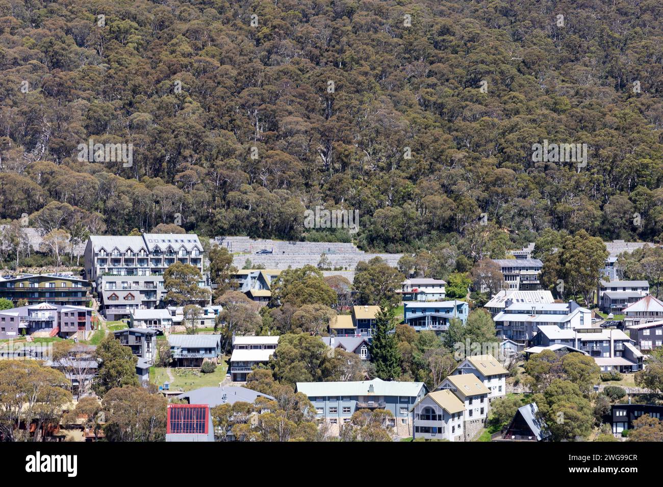 Villaggio di Thredbo nelle montagne innevate dell'Australia, visto dalla seggiovia Thredbo, NSW, Australia, 2024 Foto Stock