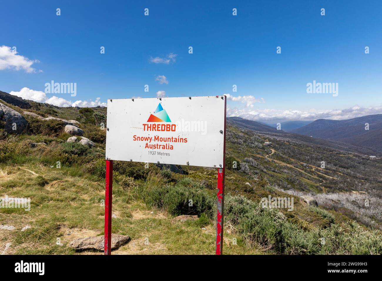 Villaggio sciistico di Thredbo nel parco nazionale di Kosciusko, cartello Thredo in cima alla seggiovia di montagna, Australia, estate 2024 Foto Stock
