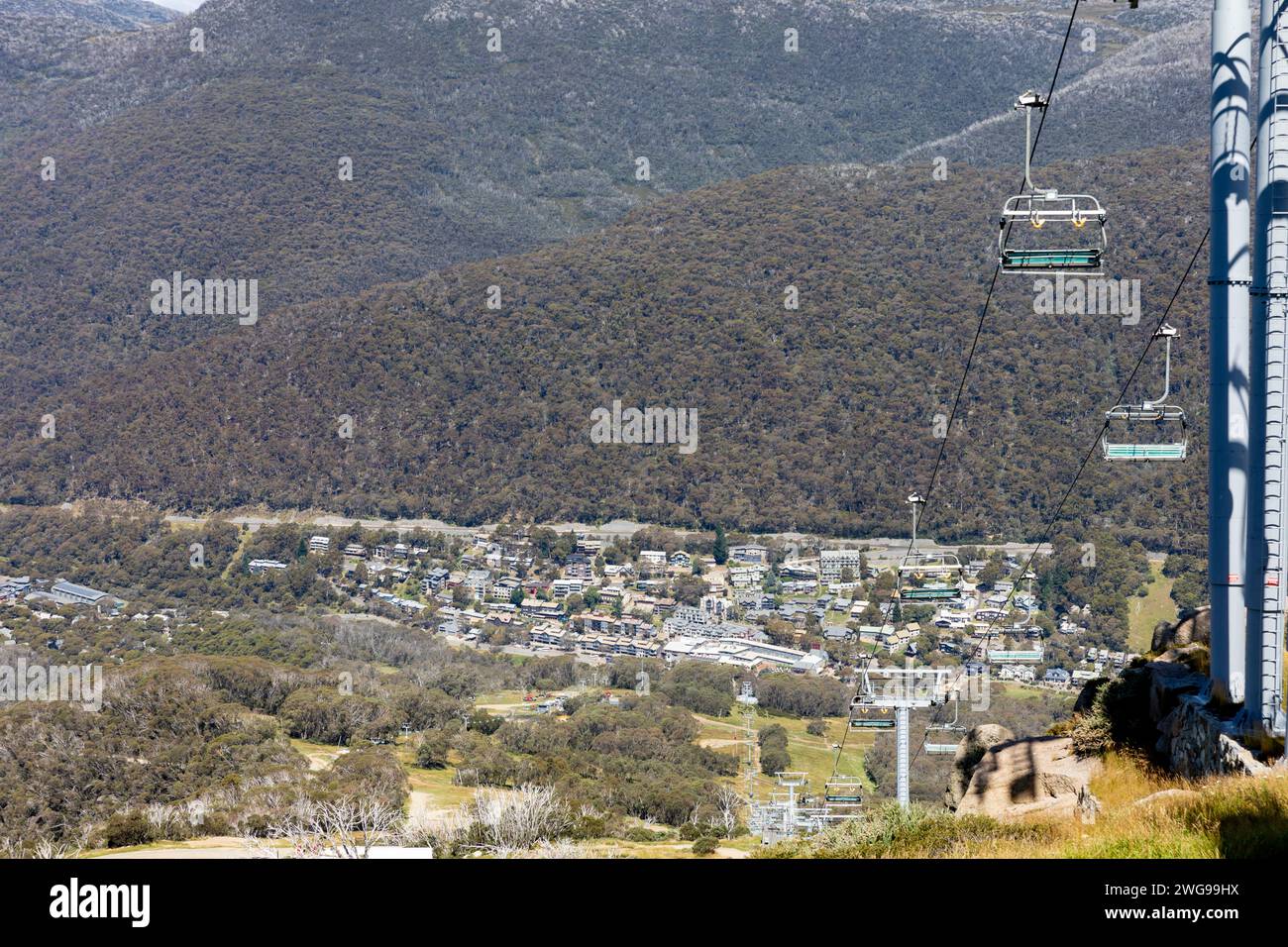 Villaggio di Thredbo nelle montagne innevate dell'Australia, visto dalla seggiovia Thredbo, NSW, Australia, 2024 Foto Stock
