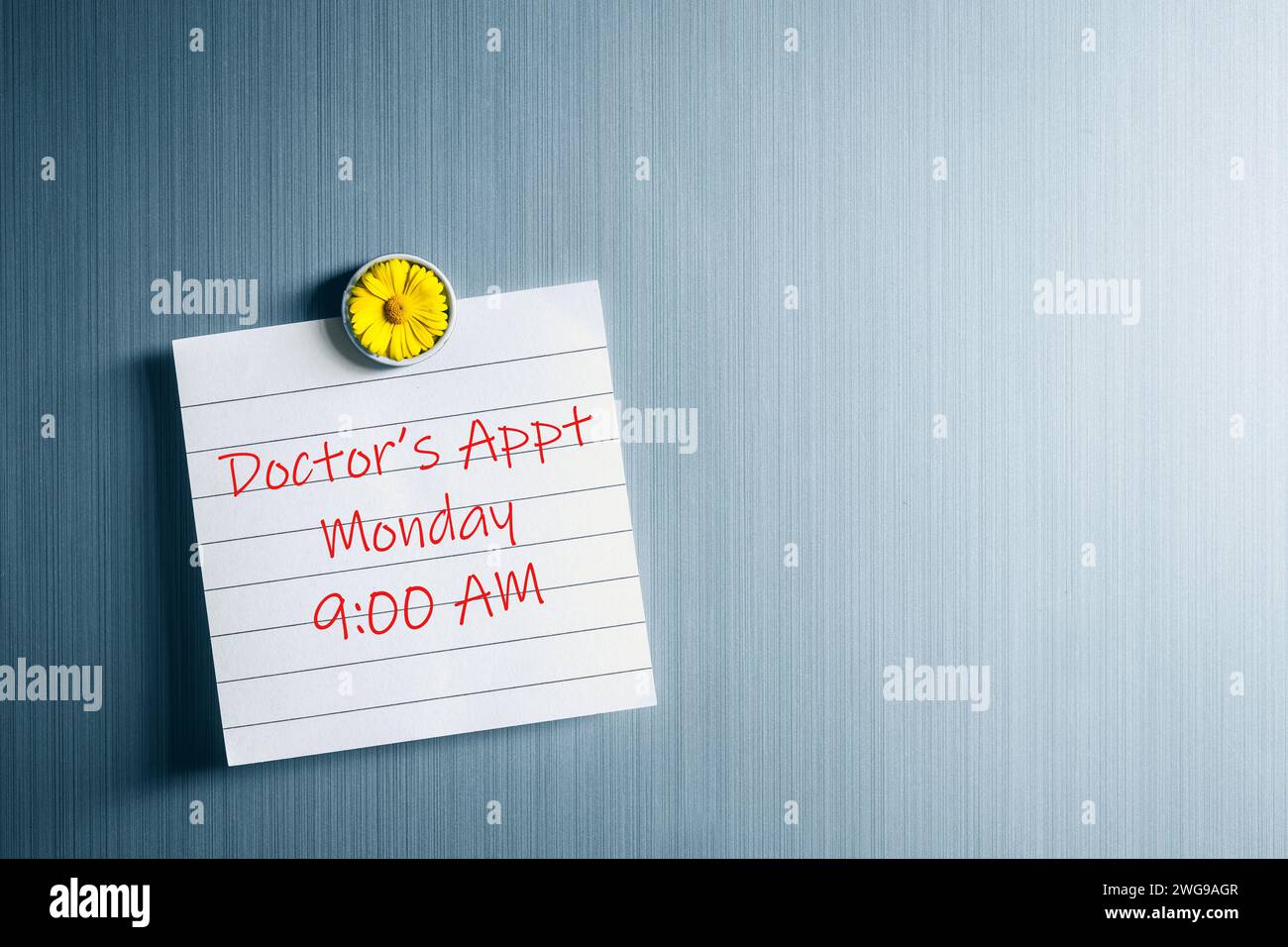 Nota di promemoria sullo sportello del frigorifero con magnete appuntamento medico Foto Stock