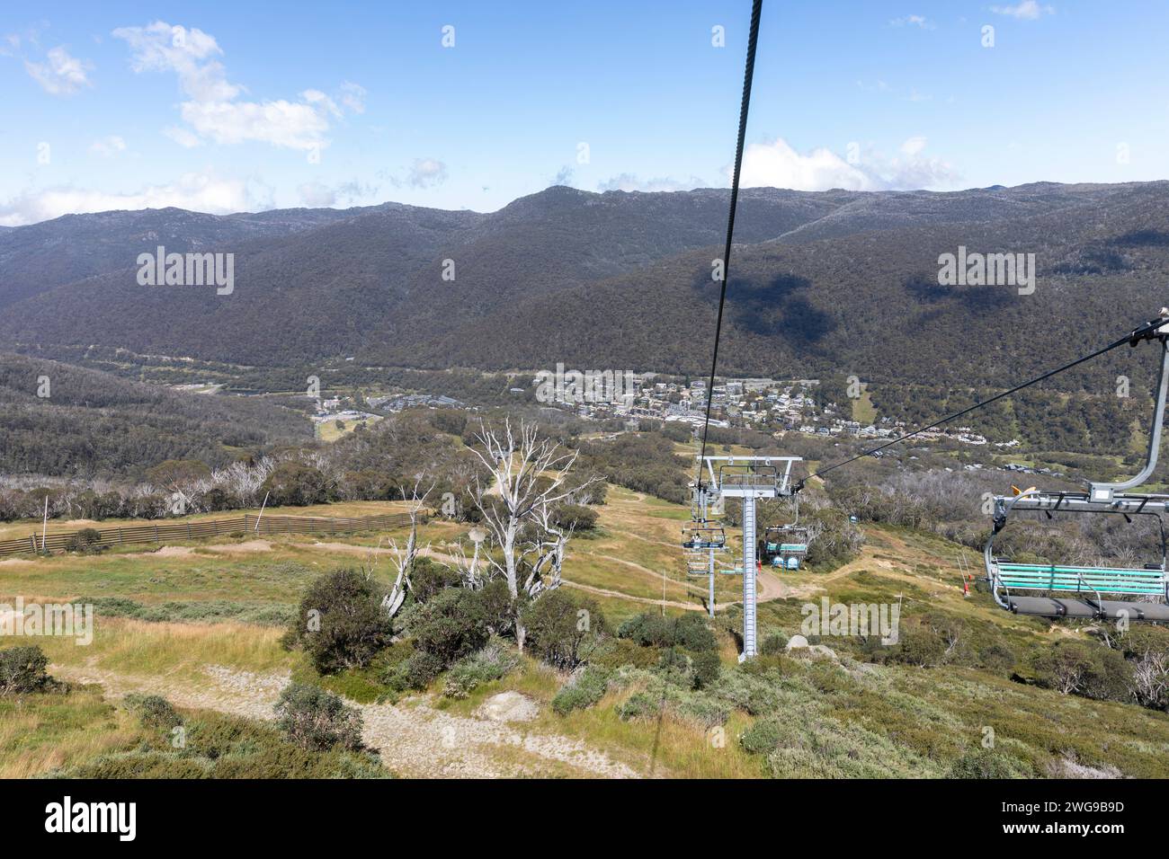 Stazione sciistica di Thredbo nel parco nazionale di Kosciusko e seggiovia diretta al villaggio, nuovo Galles del Sud, Australia, 2024 Foto Stock