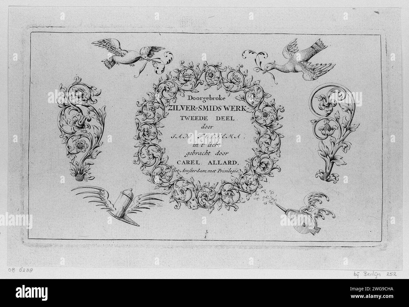 Sei motivi intorno a una corona di foglie di viti e fiori, c. 1690 - c. 1700 stampa titolo in cornice rotonda di viti floreali, con un uccello su entrambi i lati, ornamenti floreali e palla vescica alata. Foglia della seconda serie di 6 lame con esempi di ornamenti per argentieri. Ornamento per incisione in carta di Amsterdam derivato da forme vegetali Foto Stock