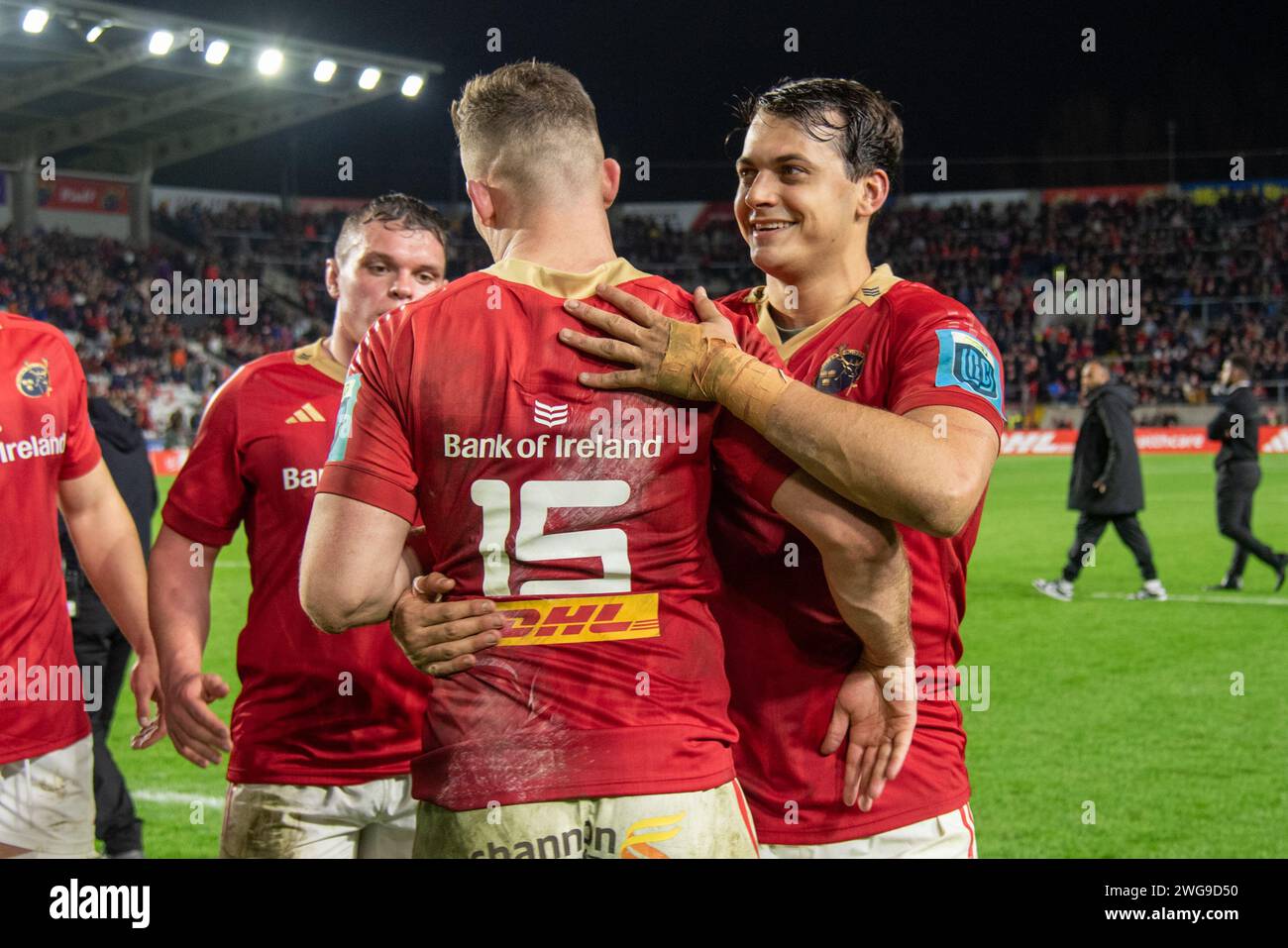 Cork, Irlanda. 3 febbraio 2024. Antoine Frisch di Munster festeggia con Shane Daly di Munster dopo il test match tra Munster Rugby e Crusaders a Pairc UI Chaoimh a Cork, Irlanda, il 3 febbraio 2024 (foto di Andrew SURMA/ Credit: SIPA USA/Alamy Live News Foto Stock