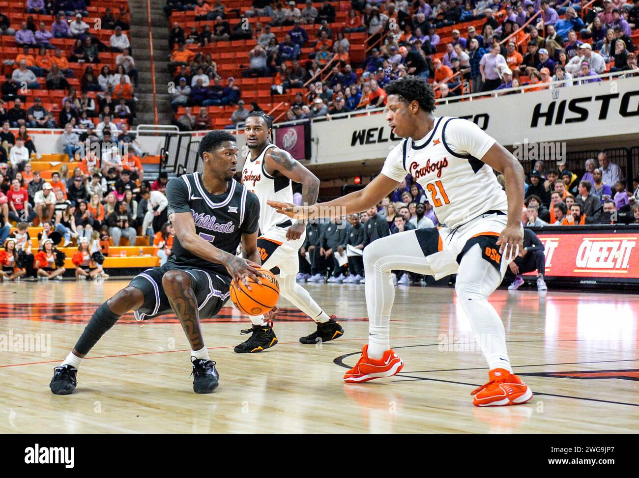 Stillwater, Oklahoma, USA. 3 febbraio 2024. La guardia dei Kansas State Wildcats CAM CARTER (5) cambia direzione sull'attaccante dei Oklahoma State Cowboys JUSTIN MCBRIDE (Credit Image: © Gregory Dodds/ZUMA Press Wire) SOLO PER USO EDITORIALE! Non per USO commerciale! Foto Stock