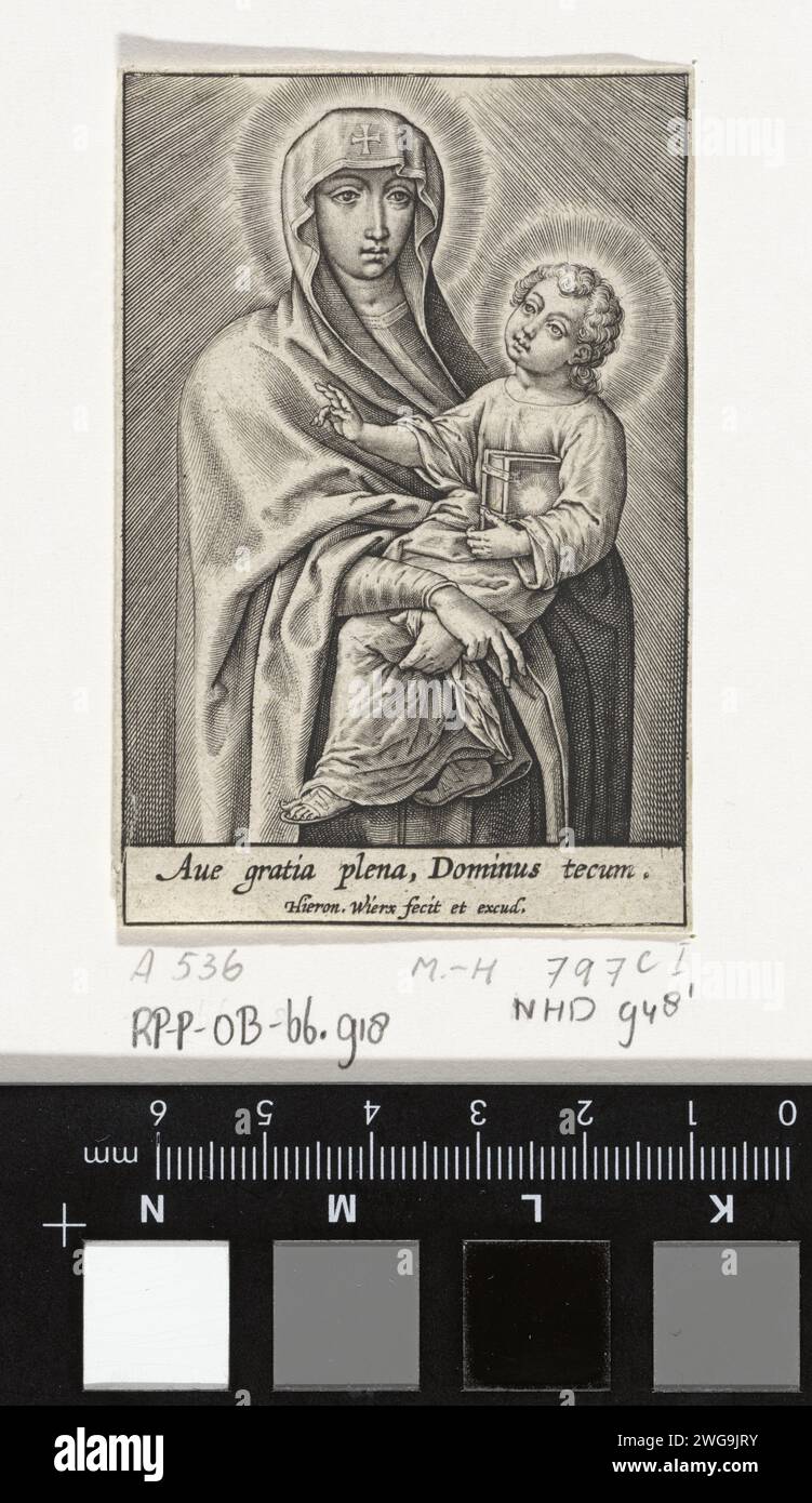 Maria con il bambino di Cristo, Hieronymus Wierix, 1563 - prima del 1619 stampa la Maria velata porta il bambino di Cristo tra le sue braccia. Il bambino tiene un libro sotto il braccio e fa un gesto di benedizione. Carta di Anversa che incide Maria in piedi (o mezza lunghezza), il Cristo-bambino sul braccio (Cristo-bambino alla sinistra di Maria) Foto Stock