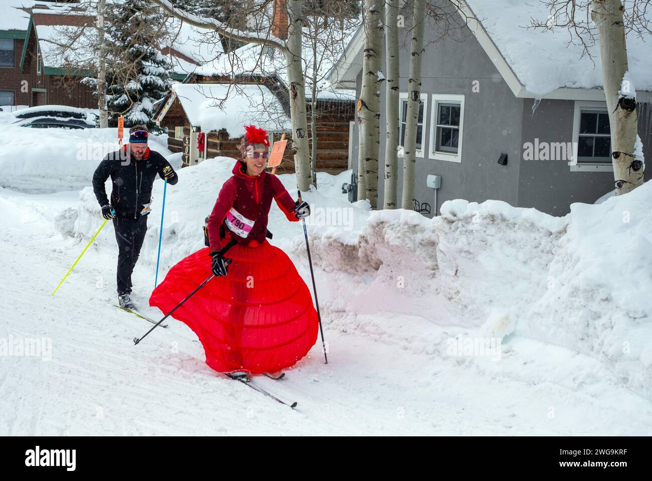 Crested Butte, Colorado, USA. 3 febbraio 2024. Oltre ad essere uno dei principali eventi di qualificazione American Birkebeiner, l'annuale maratona nordica Crested Butte Alley Loop è anche una delle feste in costume più celebri di Crested Butte dell'anno. Crested Butte Nordic Center, Crested Butte, Colorado. (Immagine di credito: © Larry Clouse/CSM/Cal Sport Media). Credito: Cal Sport Media/Alamy Live News Foto Stock