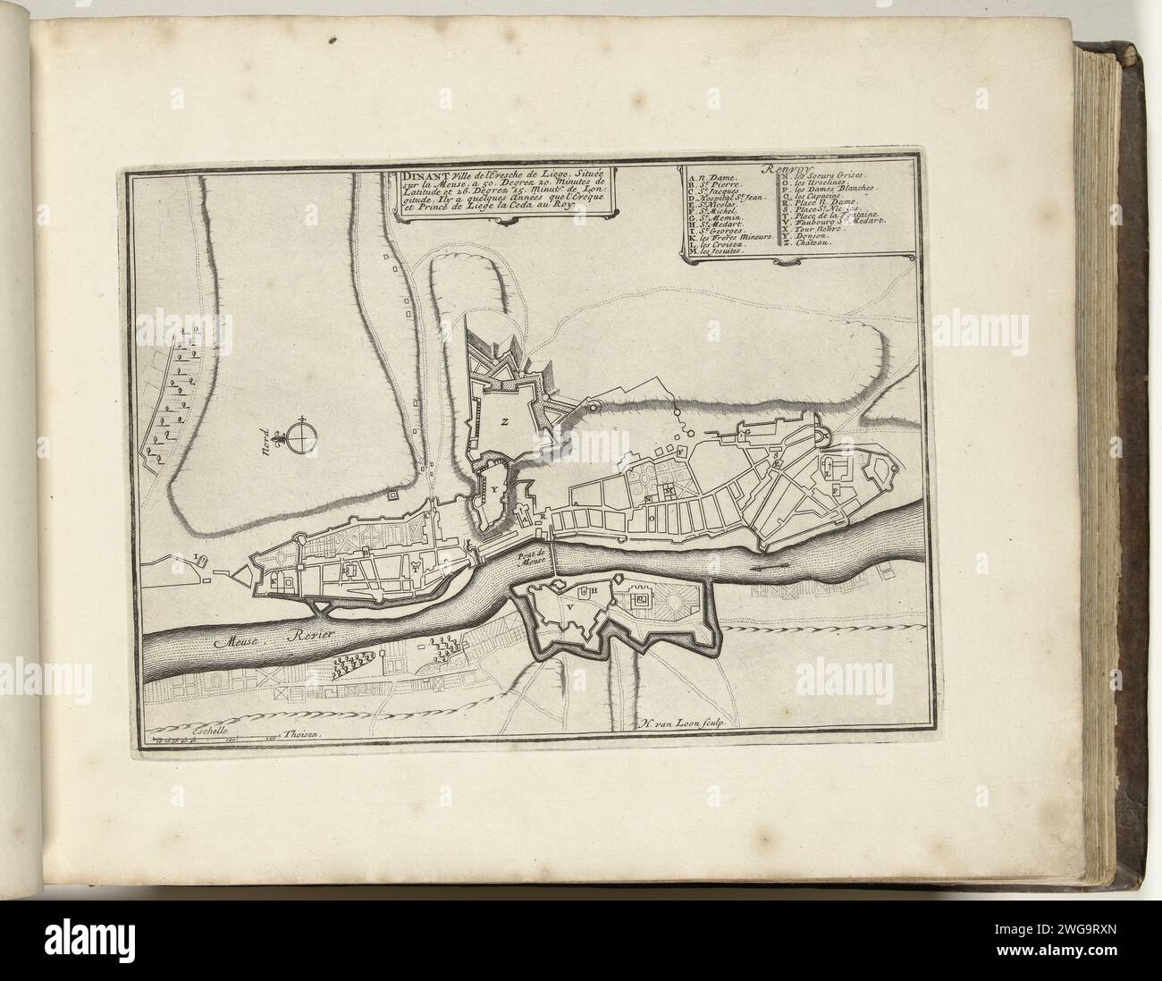 Mappa di Dinant, 1693, 1693 Stampa Mappa dei rinforzi intorno alla città di Dinant. Parte della seconda parte (1693) dell'opera stampata in cui le otto parti di Les Forces de l'Europe sono pubblicate tra il 1693 e il 1697. L'opera stampata consiste di 175 tavole con i piani (da Sébastien le Prestre, Seigneur de Vauban) di famose città e fortezze forti durante la guerra dei nove anni. Titolo e iscrizioni in francese. Tipografia: Francepublisher: Parigi cartaceo che incide le mappe delle città. Cena alla fortezza Foto Stock