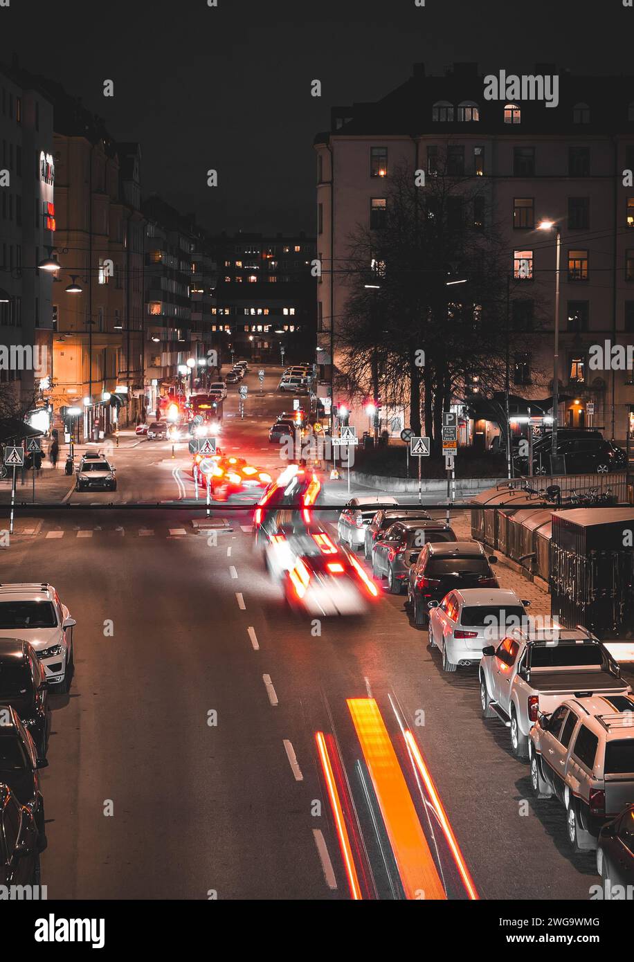 una strada cittadina piena di traffico Foto Stock