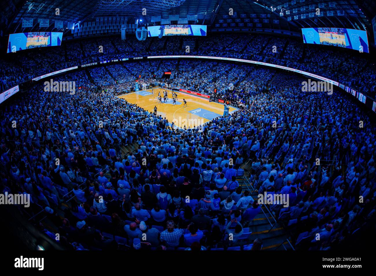 Chapel Hill, North Carolina, Stati Uniti. 3 febbraio 2024. North Carolina Tar Heels e Duke Blue Devils tipoff per il match di basket ACC al Dean Smith Center di Chapel Hill, North Carolina. (Scott Kinser/CSM). Credito: csm/Alamy Live News Foto Stock