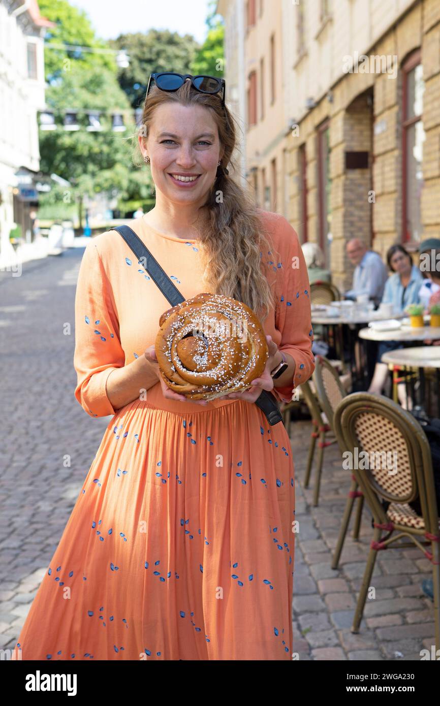 Donna svedese, 39 anni, con un tradizionale panino di cannella, quartiere di Haga, Goteborg, provincia di Vaestra Goetalands laen, Svezia Foto Stock