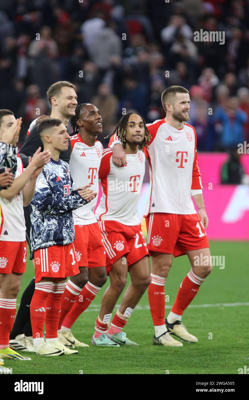 MONACO, Germania. , . (L-R) 17 Bryan ZARAGOZA, Manuel NEUER, 39 Mathys TEL, 23 Sacha BOEY, 15 Eric DIER, dopo la partita di Bundesliga tra il Bayern Muenchen e il Borussia MOENCHENGLADBACH all'Allianz Arena di Monaco di Baviera il 3. Febbraio 2024, Germania. DFL, Fussball, 3:1, (foto e copyright @ ATP Images/Arthur THILL (THILL Arthur/ATP/SPP) credito: SPP Sport Press Photo. /Alamy Live News Foto Stock