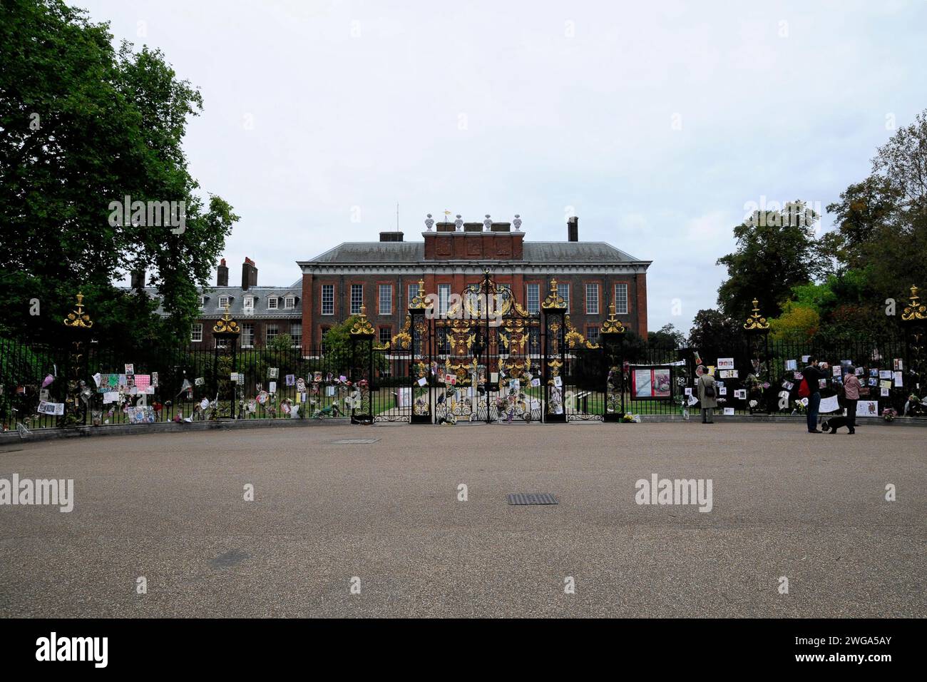 Foto in memoria della Principessa Diana, porta d'ingresso, Kensington Palace, Londra, Inghilterra, gran Bretagna Foto Stock