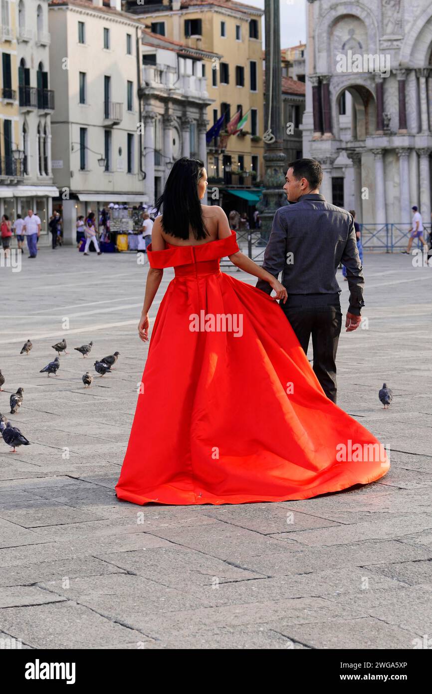 Matrimonio, coppia nuziale in viaggio in Piazza San Marco, Venezia, Veneto, Italia Foto Stock