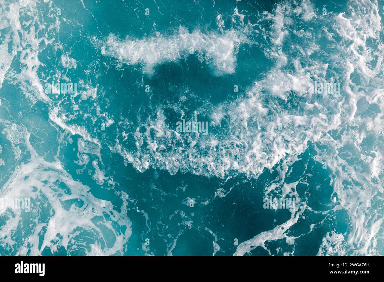 Acqua vorticosa sul mare Foto Stock
