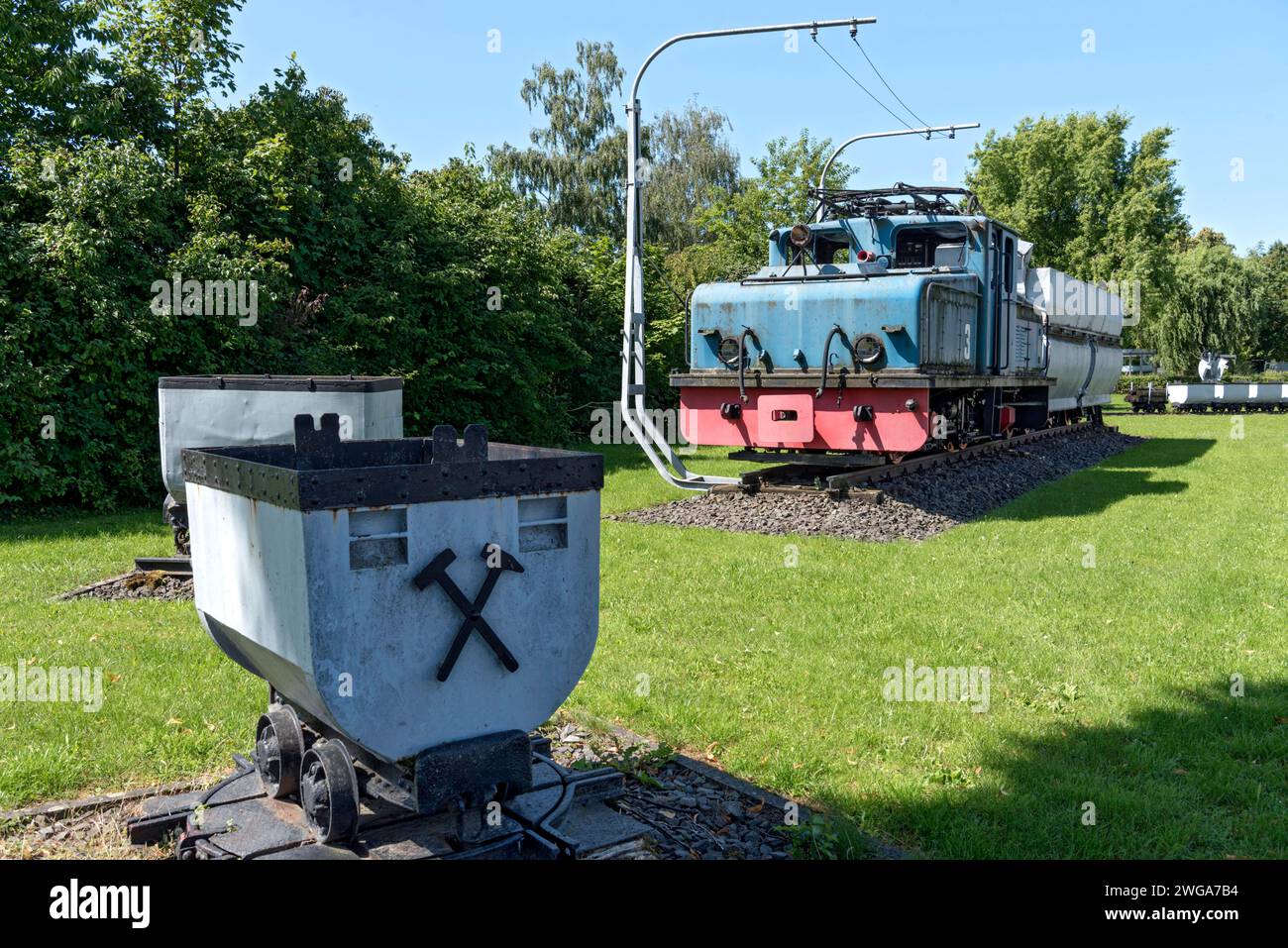 Locomotiva elettrica d'epoca n. 3 km dalla Krupp AEG con carro per carbone, locomotiva elettrica, costruita nel 1957, carri per il trasporto sotterraneo di lignite Foto Stock