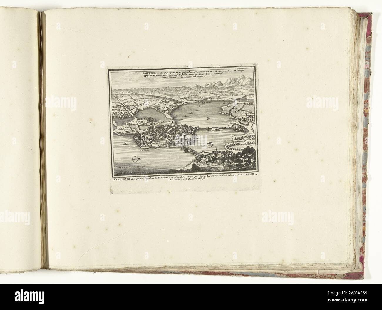 Vista di Mantova, ca. 1701-1713, 1701 - 1714 stampa Mantova, vista in breve prospettiva. Parte della serie di 49 placche di famose città e fortezze forti durante la guerra di successione spagnola, ca. 1701-1713. Con i titoli in olandese e francese. Tipografia: Amsterdamprint maker: Amsterdamafter stampa di: Francepublisher: Amsterdampublisher: Leiden cartaceo che incide le mappe delle città di Mantova Foto Stock