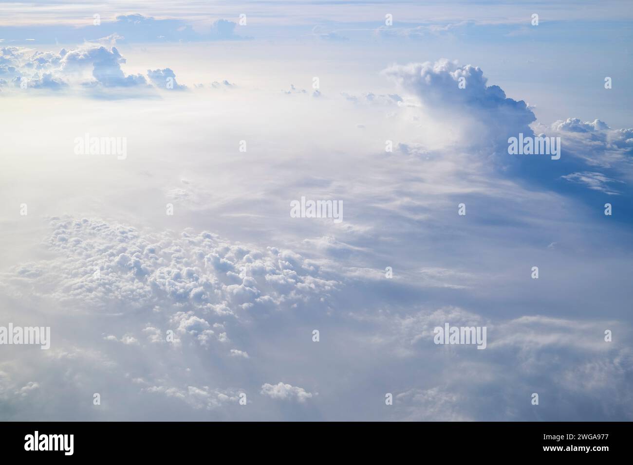 Sopra la vista delle nuvole bianche e soffici Foto Stock
