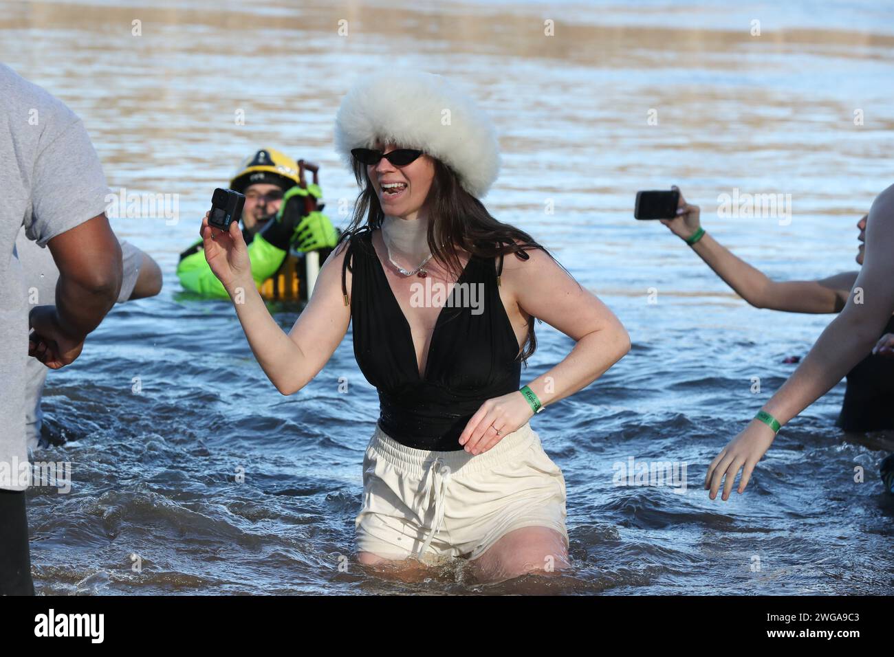 Lewisburg, Stati Uniti. 3 febbraio 2024. Una donna cammina nel fiume Susquehanna durante il 20 ° annuale Lewisburg Polar Bear Plunge a Lewisburg, Pa. Il 3 febbraio 2024. (Foto di Paul Weaver/Sipa USA) credito: SIPA USA/Alamy Live News Foto Stock