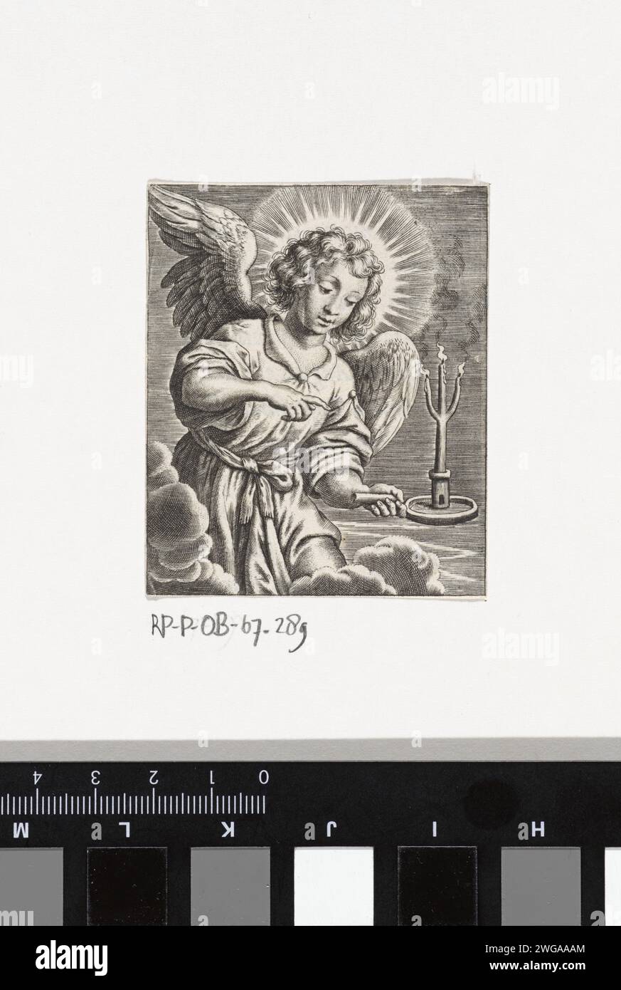 Engel con candelabro, Wierix (forse), 1550 - 1650 stampa un angelo tiene un candelabro, con una torre, in mano e punta alla candela bruciata a tre braccia. Candela per incisione su carta di Anversa / stampa letterpress (+ accensione di una luce; accensione, accensione di una luce, lampada, candela). angeli Foto Stock