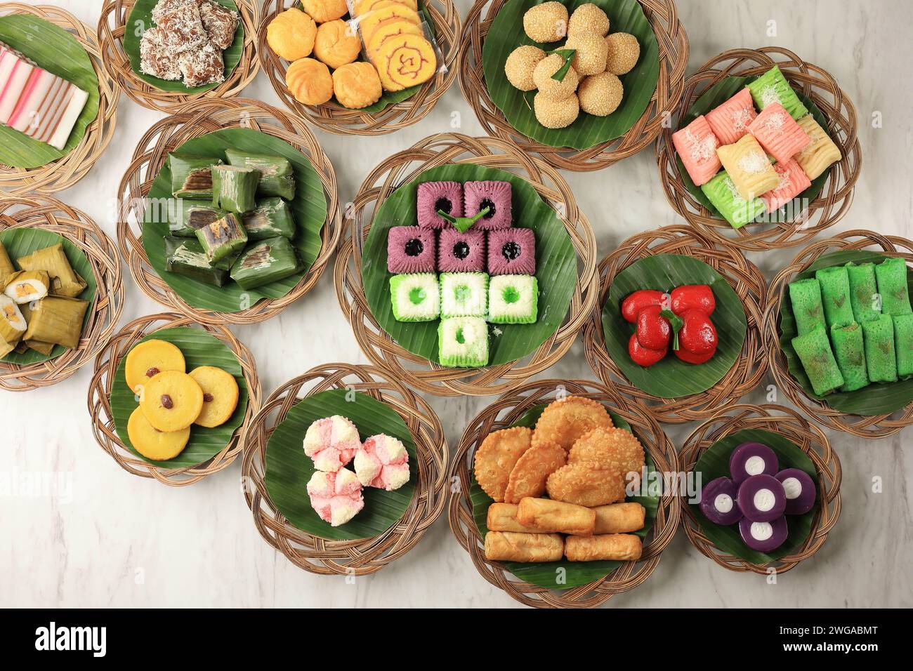 Vista dall'alto variopinta Jajan Pasar, tradizionale spuntino indonesiano. Foto Stock