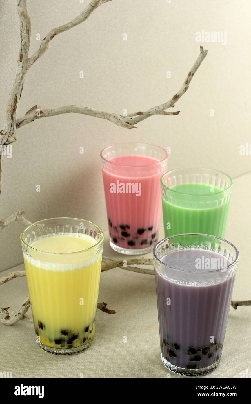 Varietà di Milk Bubble Boba Pearl Tea in bicchieri alti, fragole, Taro, tè greco e formaggio Foto Stock