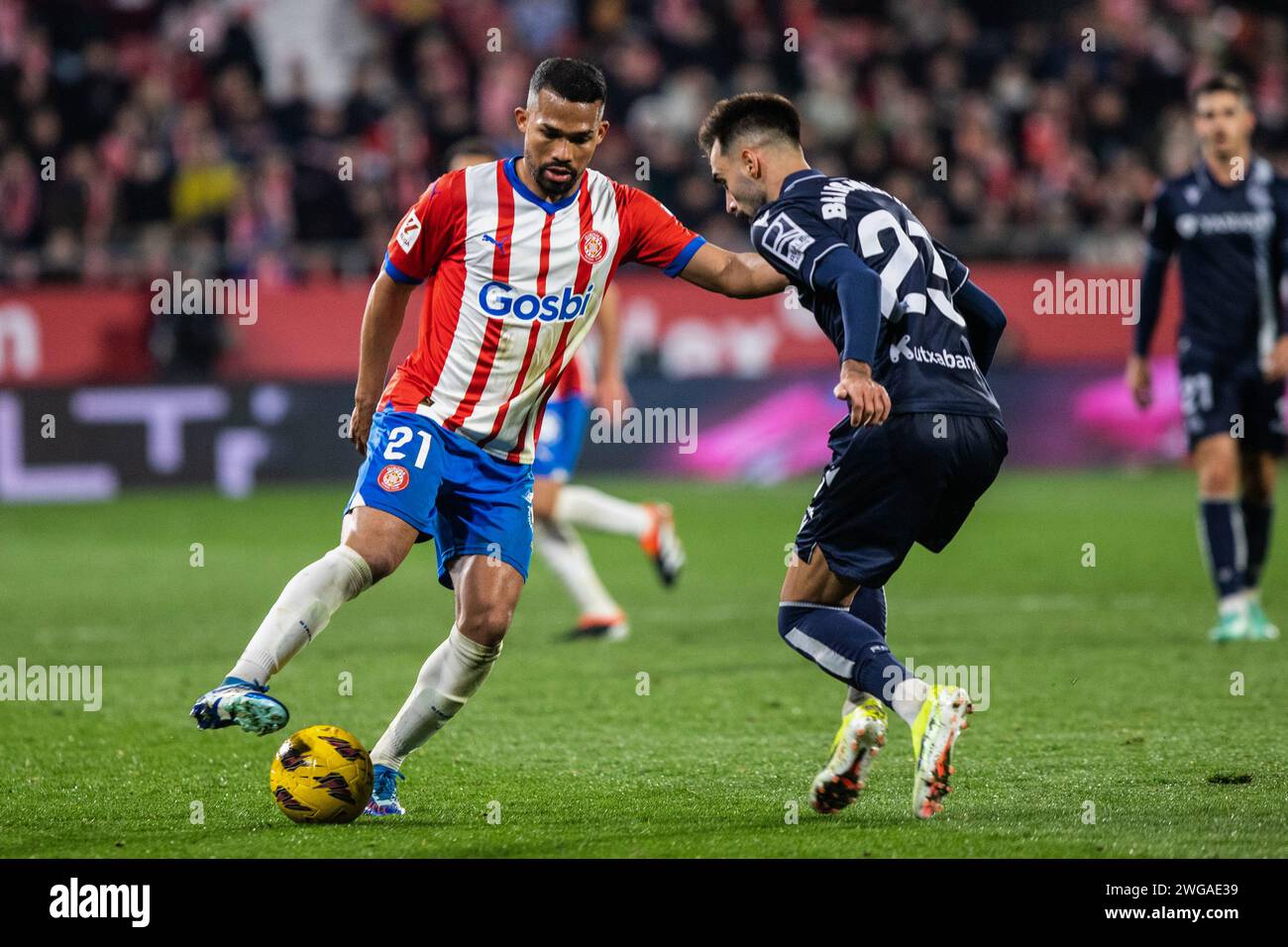 Girona, Spagna. 3 febbraio 2024. Yangel Herrera (L) di Girona F.C e Brais Méndez (R) della Real Sociedad, visti in azione durante il 23° round della LaLiga EA Sports tra Girona F.C e Real Sociedad all'Estadi Montilivi. Punteggio finale; Girona F.C 0 - 0 Real Sociedad. Credito: SOPA Images Limited/Alamy Live News Foto Stock