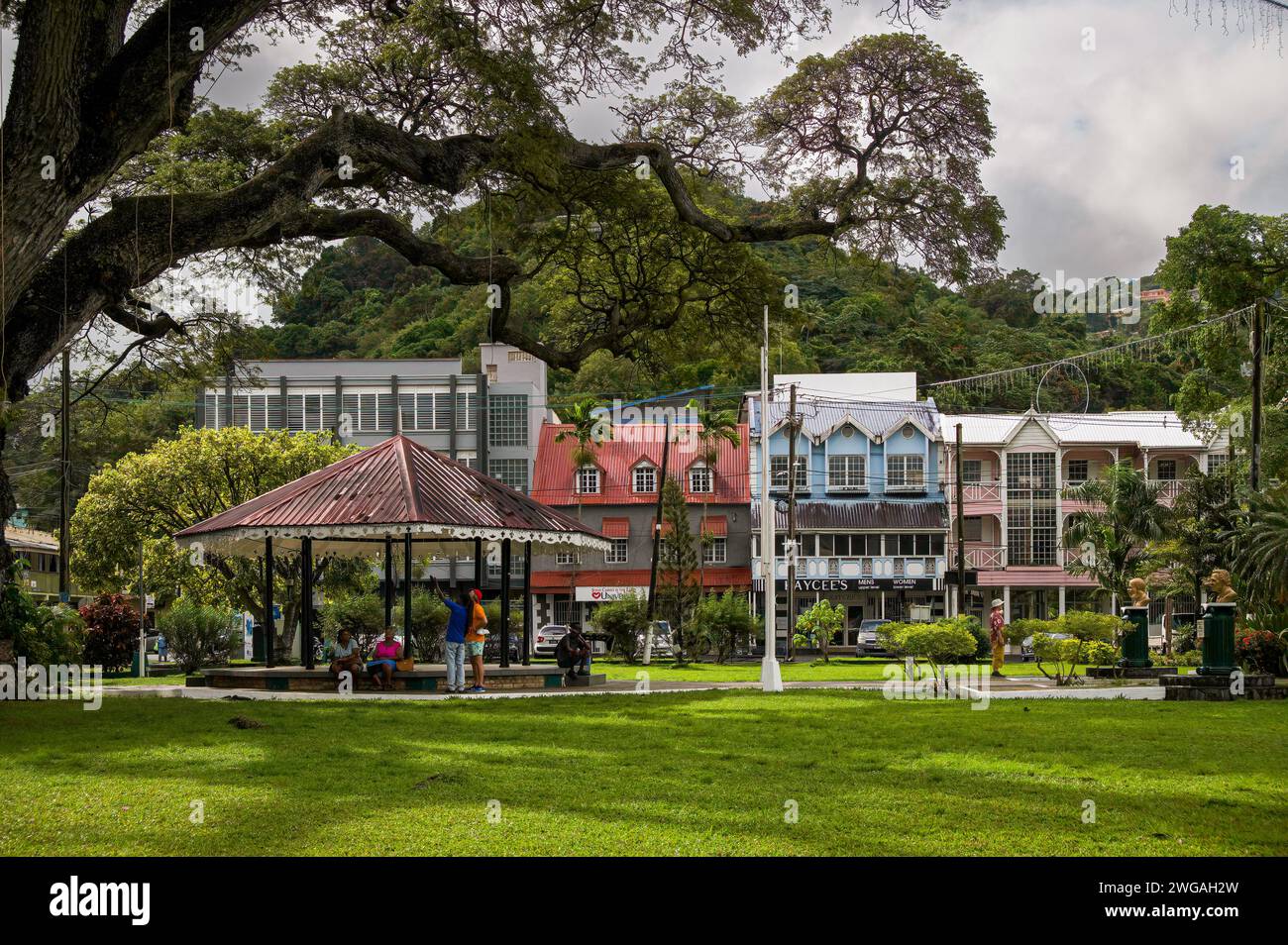 Persone che si riuniscono presso il gazebo centrale in Piazza Derek Walcott, circondato da colorate architetture storiche, Castries, St. Lucia, gennaio 2024. Foto Stock