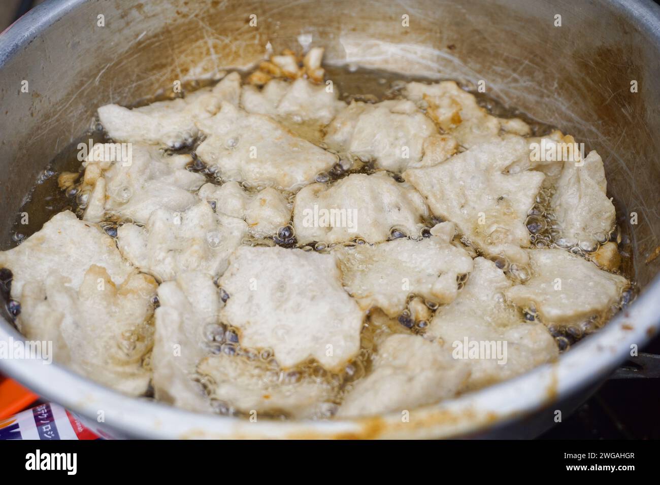 friggere le polpette utilizzando olio bollente, cibo adatto per rilassarsi Foto Stock