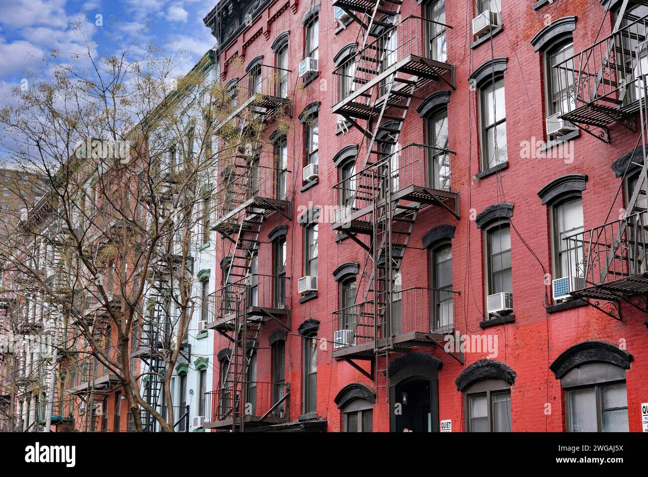 Edifici in vecchio stile di New York con scale antincendio esterne Foto Stock
