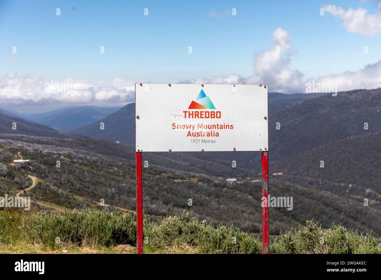 Villaggio sciistico di Thredbo nel parco nazionale di Kosciuszko, cartello Thredo in cima alla seggiovia di montagna, Australia, estate 2024 Foto Stock
