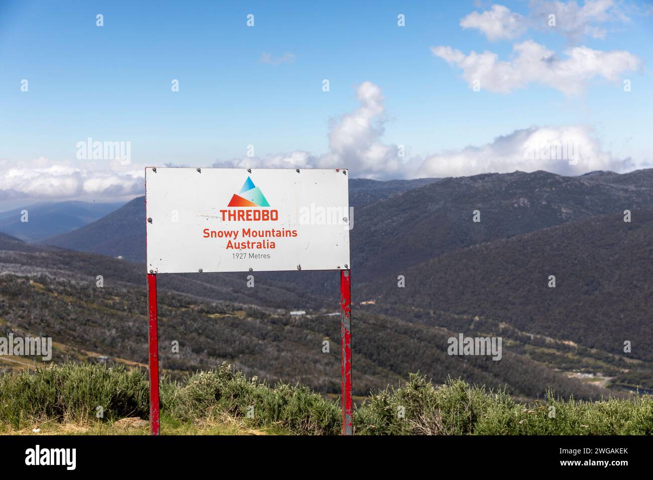 Villaggio sciistico di Thredbo nel parco nazionale di Kosciuszko, cartello Thredo in cima alla seggiovia di montagna, Australia, estate 2024 Foto Stock