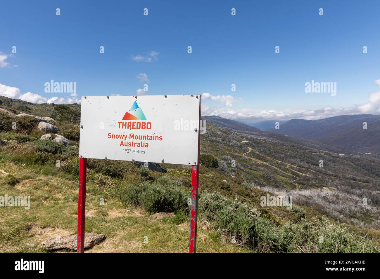 Villaggio sciistico di Thredbo nel parco nazionale di Kosciuszko, cartello Thredo in cima alla seggiovia di montagna, Australia, estate 2024 Foto Stock