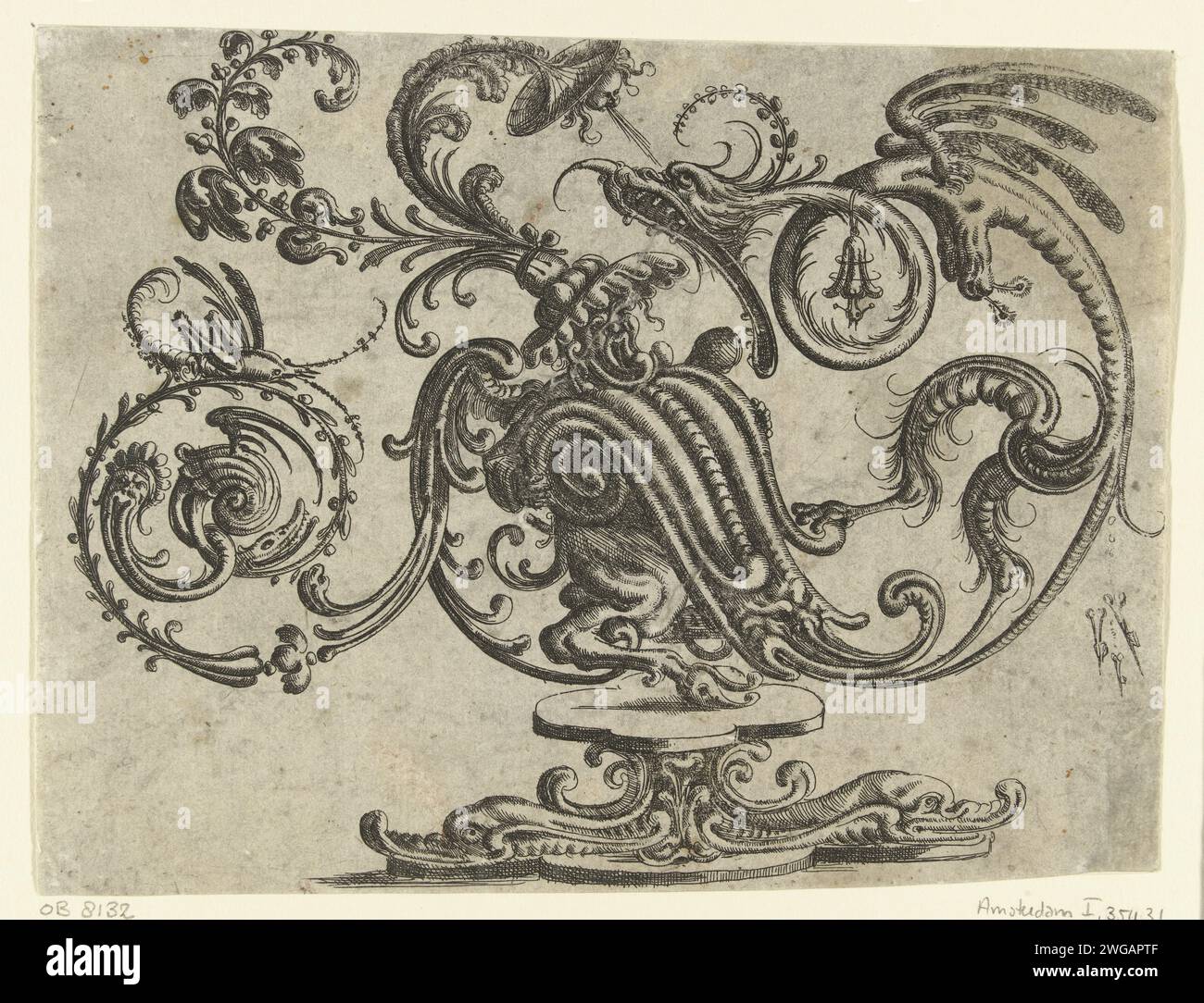 Sater su un piedistallo, stampa 1573 - 1610 su un piedistallo, decorato con delfini, c'è un saat con un cappello. Davanti al suo stomaco tiene una grande voluta che finisce in una bestia fantastica con la bocca aperta. Foglia di una serie di decorazioni piatte con crete grotesken, cartigli, ovali, mascarons, putti e creature fantastiche. La collana è composta da tre riviste, due riviste di testo con l'assegnazione e la prefazione e 60 riviste, distribuite su tre libri. Incisione (forse) della carta in Germania Foto Stock