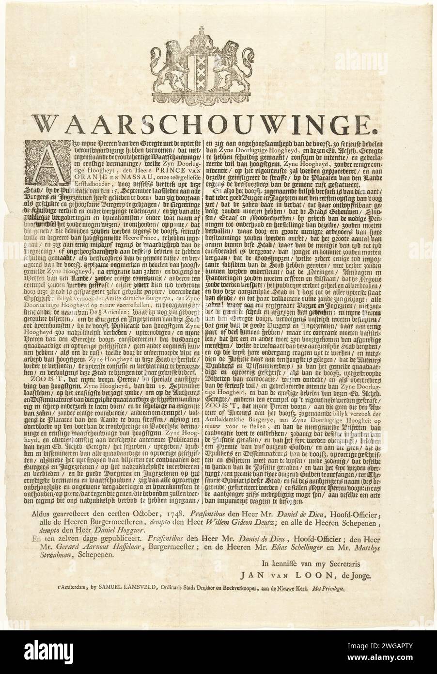 Avvertimento della Corte di Amsterdam contro gli autori dell'opuscolo intitolato Billyk Request of the Amsterdamsche Burgerye, 1748 scheda di testo avvertenza della Corte di Amsterdam contro gli autori dell'opuscolo intitolato "Billyk Request of the Amsterdamsche Burgerye, to His Airy Hoogheyd on New fronts”. Istituito il 1° ottobre 1748. Sopra il testo con l'arma di Amsterdam. Amsterdam carta da lettera stampa Amsterdam Foto Stock