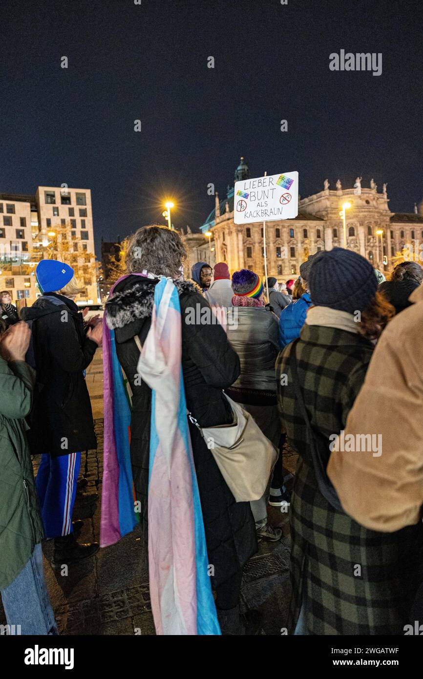 Monaco, Germania. 3 febbraio 2024. Il 3 febbraio 2024, circa un centinaio di persone si riunirono a Monaco, in Germania, per manifestare contro l'estrema destra e l'AfD con lo Slutwalk. Lo stesso giorno, migliaia di persone si riunirono in tutta la Germania per manifestare contro l'AFD e la destra. Il raduno è stato motivato da una ricerca Correctiv pubblicata questa settimana sugli incontri nel Landhaus Adlon dove sono stati elaborati piani di deportazione (foto di Alexander Pohl/Sipa USA) credito: SIPA USA/Alamy Live News Foto Stock