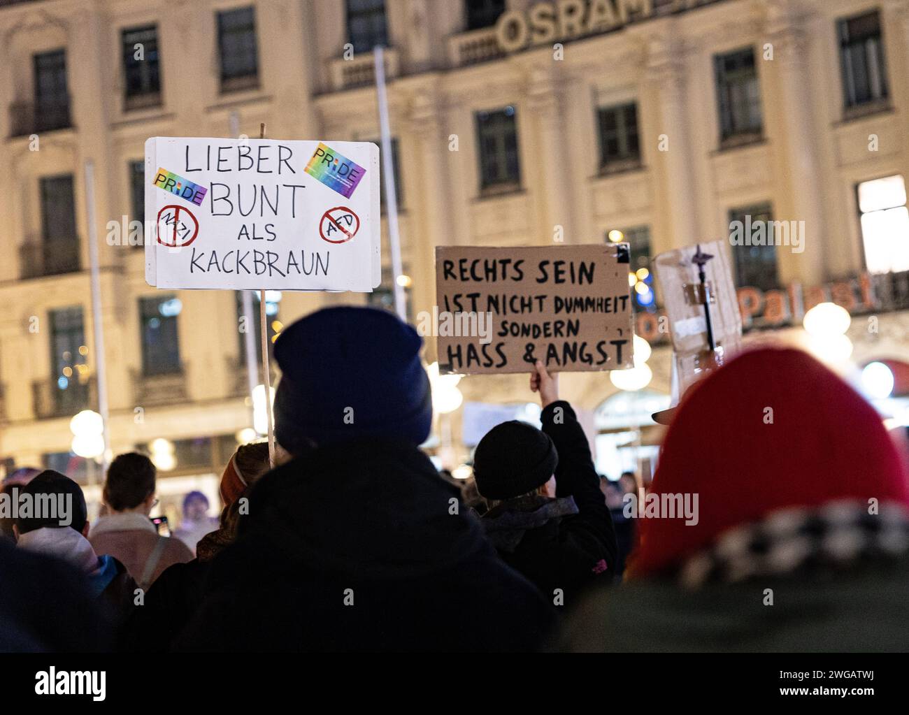 Monaco, Germania. 3 febbraio 2024. Il 3 febbraio 2024, circa un centinaio di persone si riunirono a Monaco, in Germania, per manifestare contro l'estrema destra e l'AfD con lo Slutwalk. Lo stesso giorno, migliaia di persone si riunirono in tutta la Germania per manifestare contro l'AFD e la destra. Il raduno è stato motivato da una ricerca Correctiv pubblicata questa settimana sugli incontri nel Landhaus Adlon dove sono stati elaborati piani di deportazione (foto di Alexander Pohl/Sipa USA) credito: SIPA USA/Alamy Live News Foto Stock