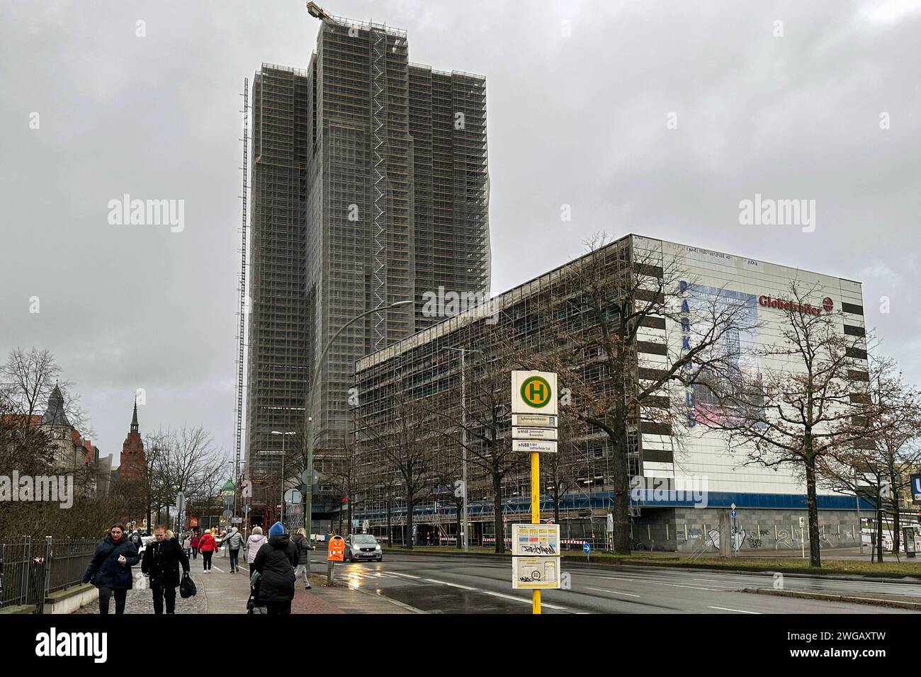 03.02.2024, Berlino, GER - Bauprojekt des Wohntowers UEBERLIN der Adler Group im ehemaligen Steglitzer Kreisel. Aussen, Aussenaufnahme, Bauarbeiten, Bauprojekt, Baustelle, Berlin, deutsch, Deutschland, Europa, europaeisch, Gebaeude, Hochbau, Hochhaus, Jahreszeit, Kran, Kreisel, Menschen, modernisieren, Modernisierung, Personen, QF, Querformat, Revitalisierung, Sanierung, Schlossstrasse, Stadt, Stadtansicht, Stadtlandschaft, Steglitzer Kreisel, Strasse, Textfreiraum, Turm, UBERLIN, UEBERLIN, Westeuropa, Winter, Wirtschaft, Wohnbebauung, wohnen, Wohngebaeude, Wohnhaus, Wohntower, Wohnturm 240203D. Foto Stock