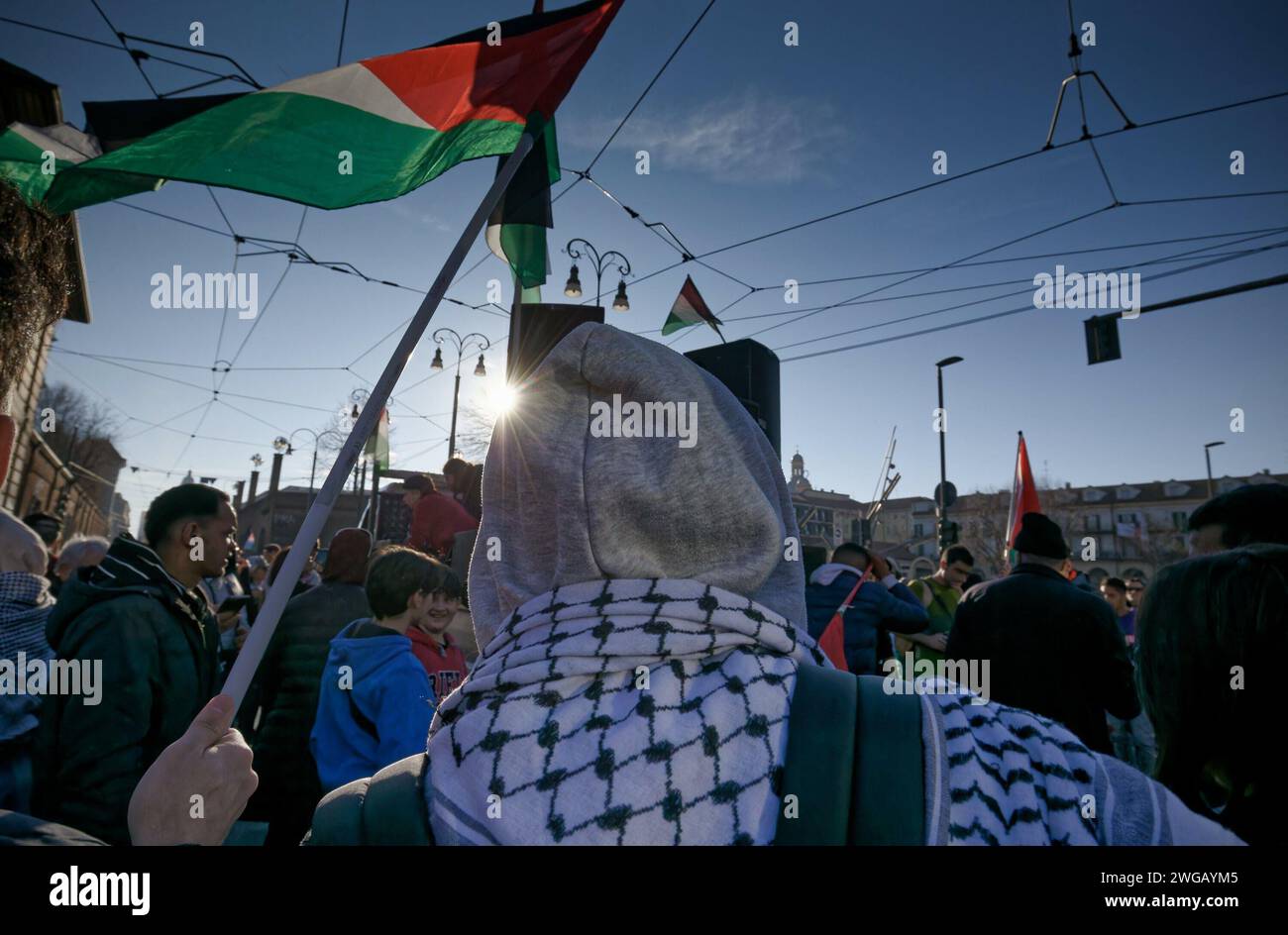 Torino, Italia. 3 febbraio 2024. La gente manifesta in solidarietà con la Palestina per chiedere un cessate il fuoco immediato e una consegna rapida di aiuti umanitari. Crediti: MLBARIONA/Alamy Live News Foto Stock