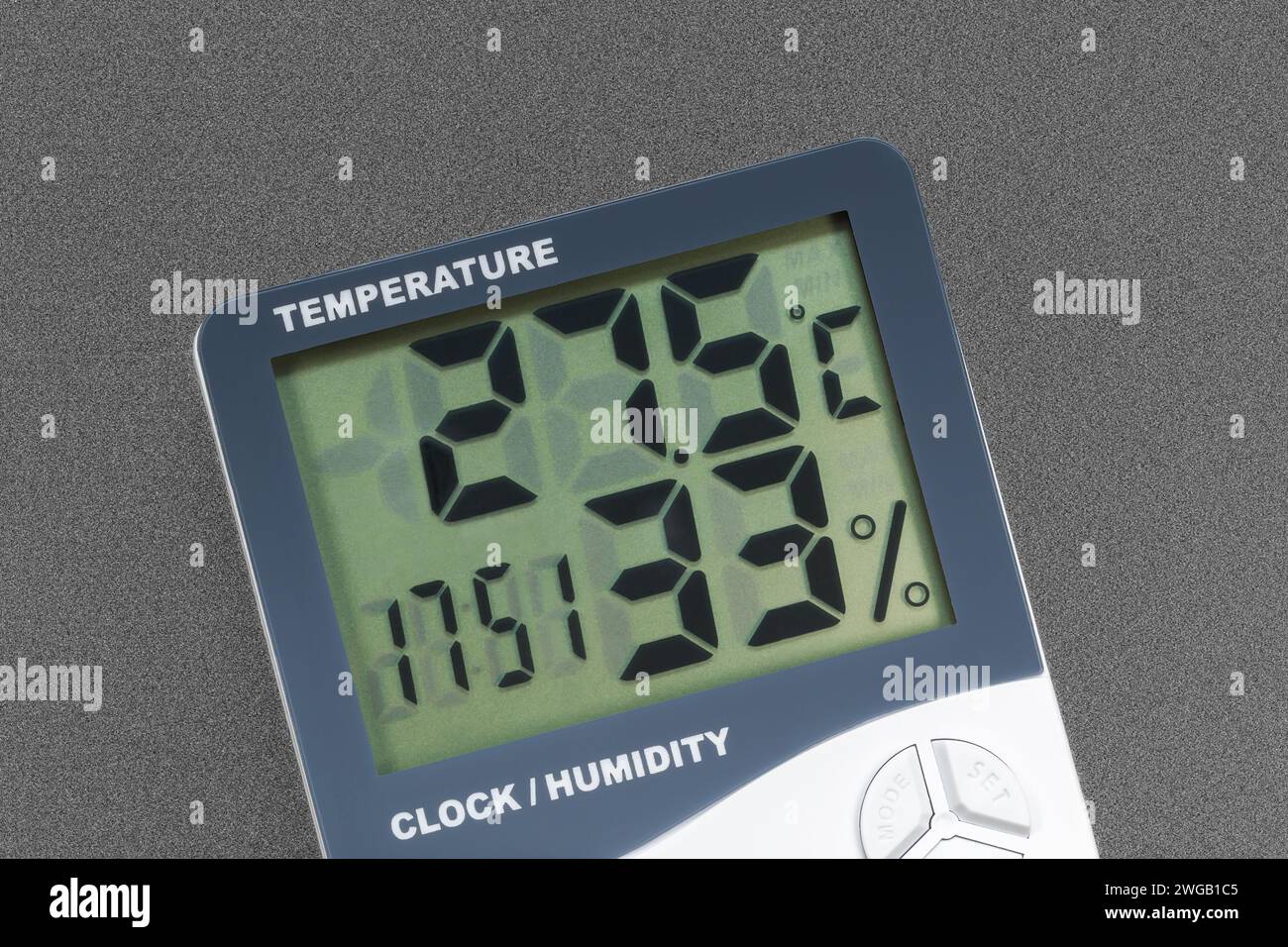 Moderno misuratore digitale di temperatura e umidità per interni con orologio. Primo piano su sfondo grigio, isolato Foto Stock