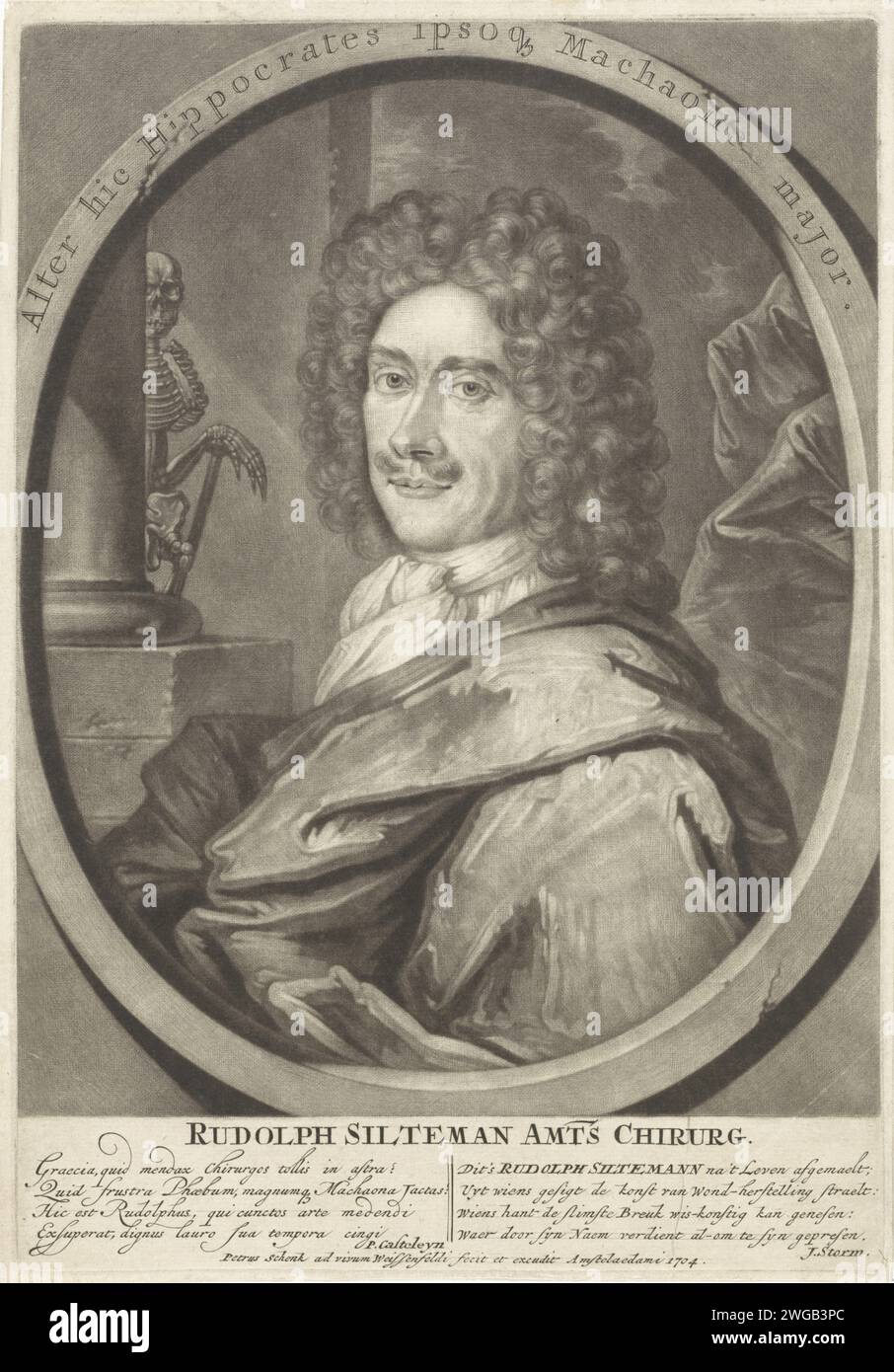 Ritratto di Rudolph Silteman, Pieter Schenk (i), 1704 stampa il chirurgo Rudolph Silteman. Sullo sfondo una colonna e uno scheletro. Scheletro (umano) per incisione su carta di Amsterdam Foto Stock