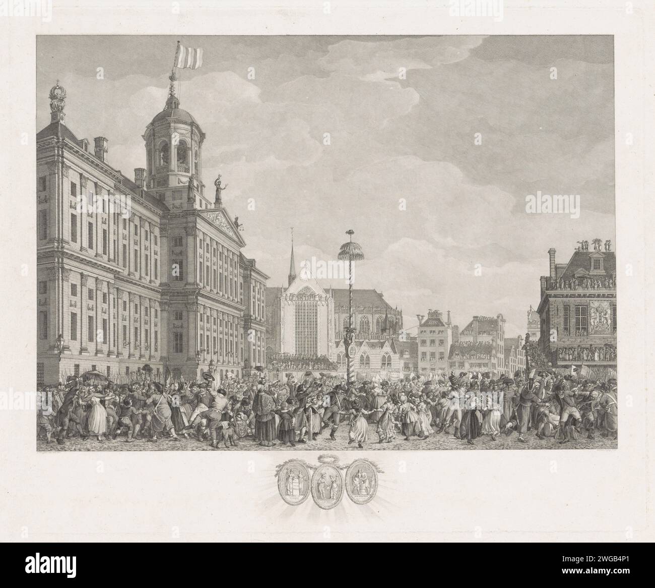 Festa della libertà in Piazza Dam ad Amsterdam, 4 marzo 1795, Reinier Vinkeles (i), dopo Jacques Kuyper, 1795 stampa Festa della libertà, celebrata all'inaugurazione dell'albero della libertà in Piazza Dam ad Amsterdam, 4 marzo 1795. Vista di Piazza Dam con una grande folla che balla per l'albero della libertà. A margine i tre emblemi allegorici di libertà, uguaglianza e fratellanza che pendevano sull'albero. Tipografia: Netherlandsprint maker: Netherlandsafter disegno di: Amsterdam incisione / incisione di carta danzante intorno all'albero della Diga della libertà. Municipio di Amsterdam (1655-1808). Nuova chiesa. Waag su D. Foto Stock