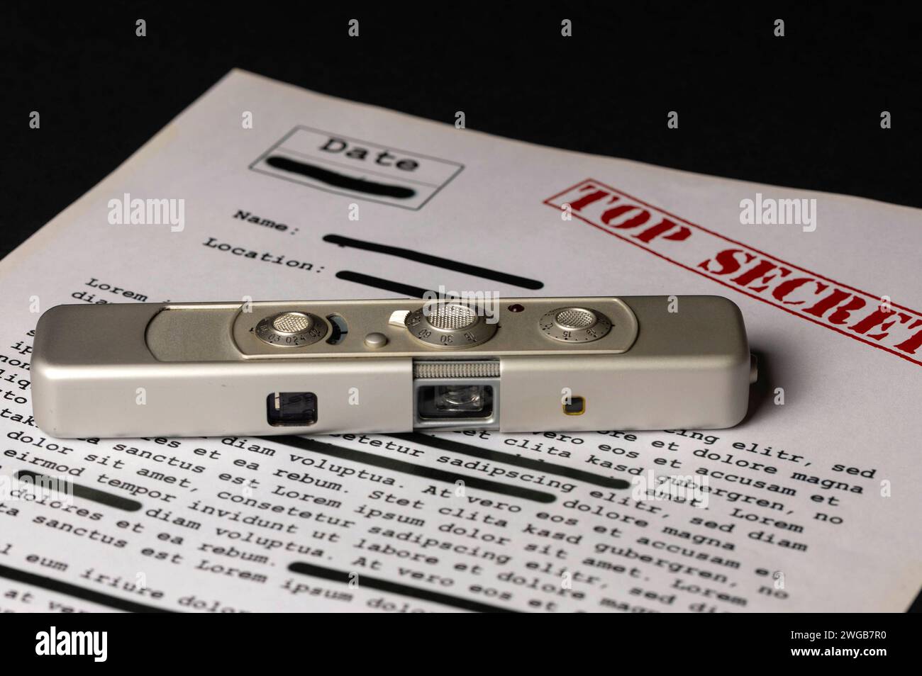 Minox C Kamera - mit den Kleinstbildkameras von Minox verbindet sich das klassische Modell einer Geheim- oder Spionagekamera. Symbolfoto, Themenfoto *** fotocamera Minox C il modello classico di una fotocamera segreta o spia è combinato con le fotocamere in miniatura di Minox Symbol Photo, tema foto: XB.xSchubertx/xFuturexImagex minox 4209 Foto Stock