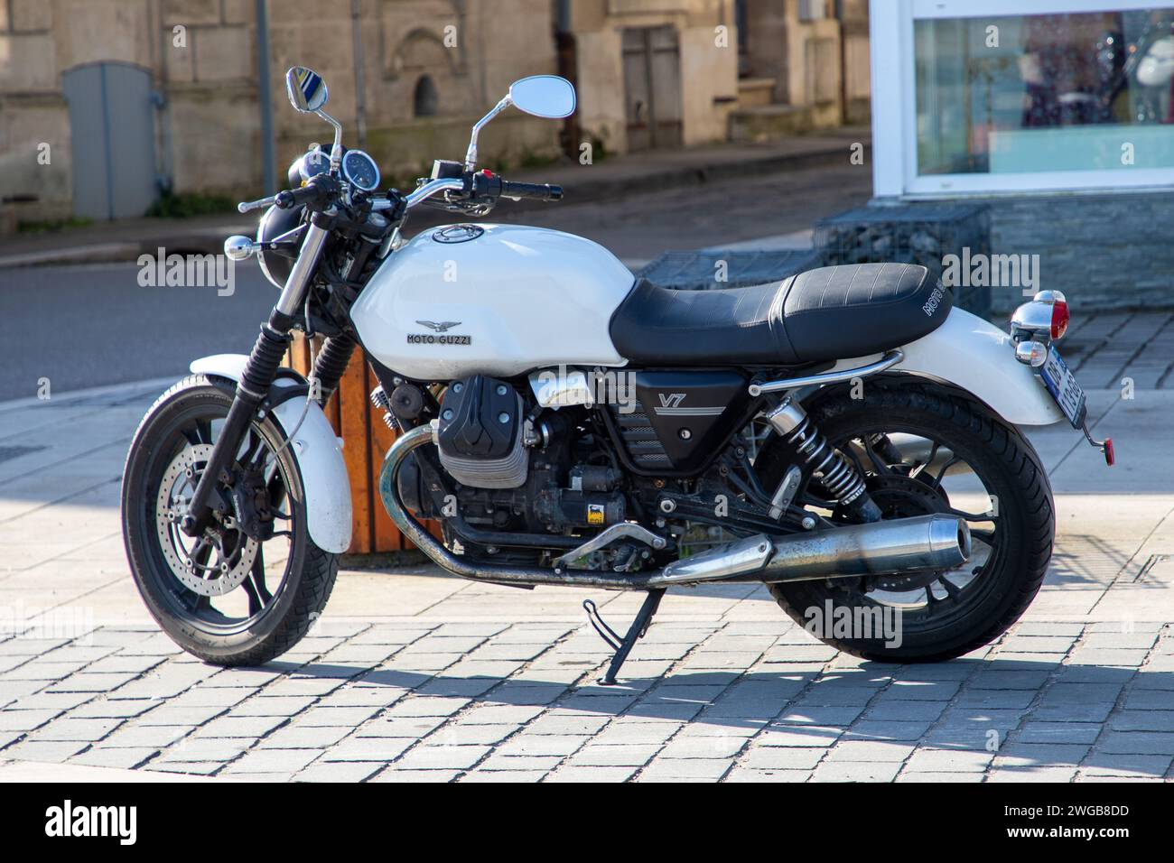 Bordeaux , Francia - 02 01 2024 : Moto Guzzi v7 logo bianco marchio e cartello di testo motociclo produttore italiano moto in italia Foto Stock