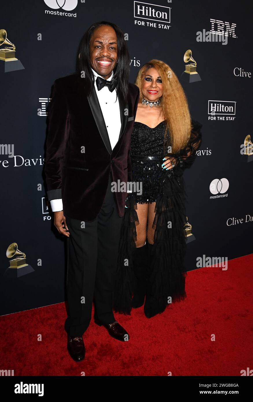 Beverly Hills, USA. 3 febbraio 2024. Verdine White e Shelly Clark arrivano al Pre-GRAMMY Gala & GRAMMY salute to Industry Icons tenutosi al Beverly Hilton Hotel il 3 febbraio 2024 a Beverly Hills, CALIFORNIA. © Tammie Arroyo/AFF-USA.com credito: AFF/Alamy Live News Foto Stock