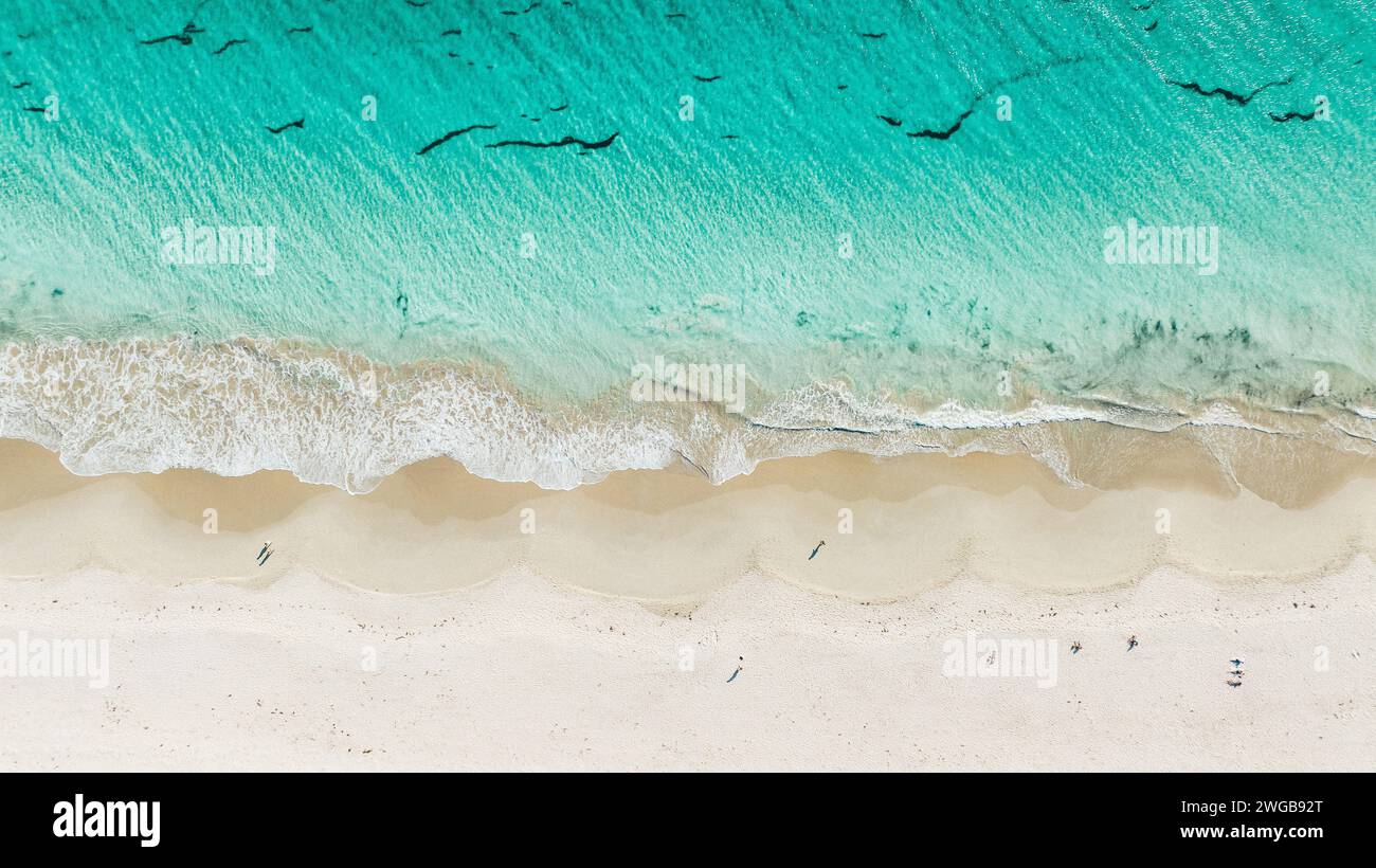 birdseye ammira le onde turchesi sulla spiaggia, con il drone aereo che ha colpito Manly Beach - Sydney Australia, con sabbia bianca Foto Stock
